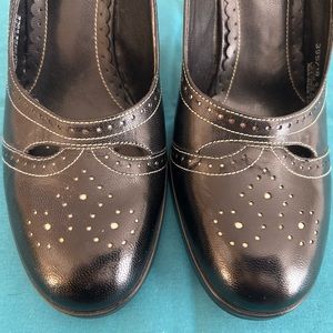 Franco Sarto- Wingtip Slingback/ Black w/cream threading  / 3.5 inch heel / SZ 7